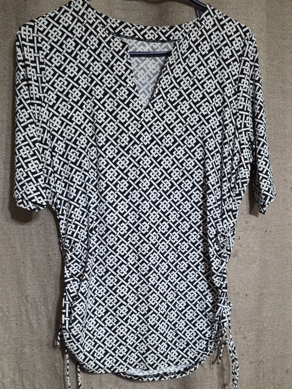 Lands' End SZ M Black & White Geometric V-Neck Short Sleeve Top With Synch Sides